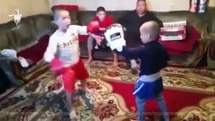 Antreman yapan küçük çocuklar. Mükemmel teknikleri var.