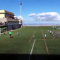 Gol sevincini hep beraber kutlayan çocuklar. Çocuklar masumdur.