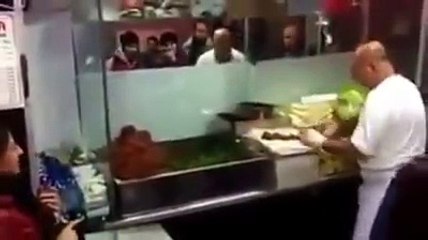 Müşterilerini azarlayarak hizmet eden çiğ köfteci