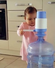 Su içmenin kolay yolunu bulan çocuk :)