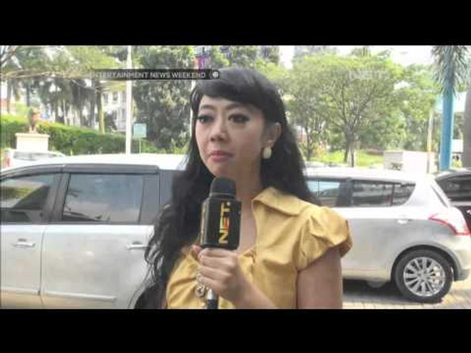 Asri Welas mengajak sang anak membeli Bendera