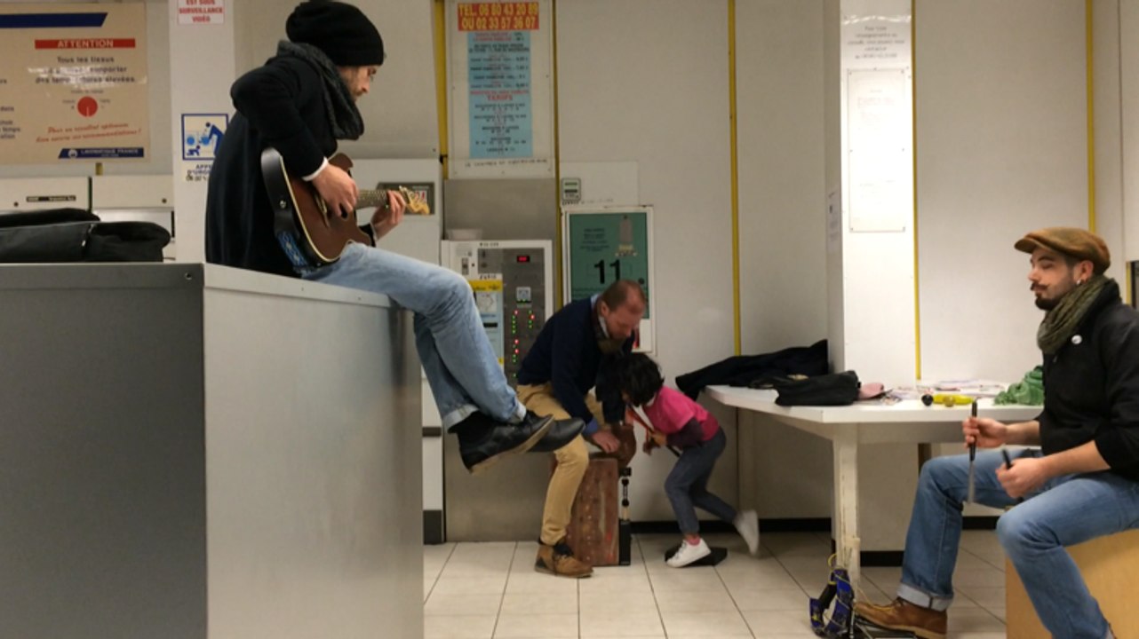 Bœuf improvisé au lavomatique, place du Champs de Mars.