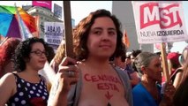 Argentine : des femmes manifestent contre l'interdiction d'être seins nus à la plage