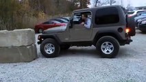 Il tente d'escalader des parpaings en Jeep