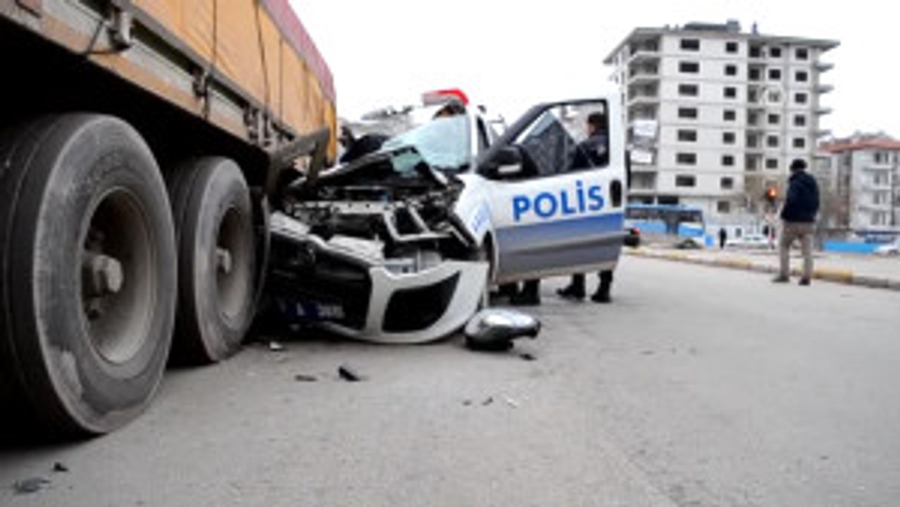 Aksaray'da Polis Aracı Kaza Yaptı: 1 Polis Yaralı