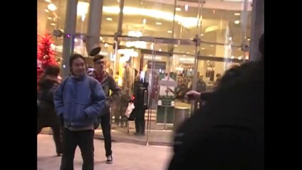 Ce musulman se bande les yeux en rue, regardez ce que font les passants !