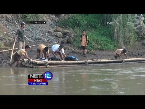 Jembatan Rusak, Siswa Naik Rakit ke Sekolah - NET12