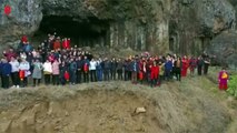 Une famille de 500 personnes pose pour une photo géante