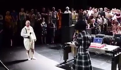 S KELLY A L'OPERA D'ALLEMAGNE, EXTRA