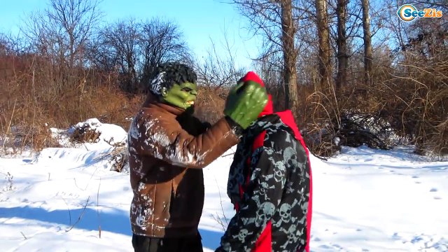 СТРАШНЫЙ КЛОУН против ХАЛКА Бой Супергероев Видео для детей Scary Killer Clown vs Hulk-BJheJSrV47M