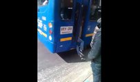 Ce voleur se fait piégé par les portes d'un bus.