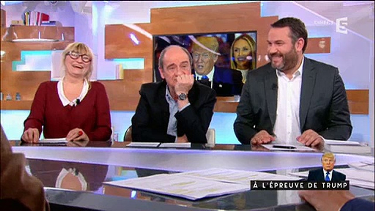 Anne-Sophie Lapix part en fou rire à cause de Maxime Switek et du mot "peignoir" - Vidéo