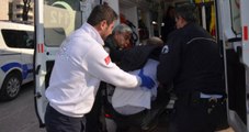 Krize Giren Genç, Ambulansa Binmemek İçin Ortalığı Birbirine Kattı