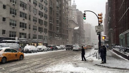 Cierran escuelas y cancelan vuelos por tormenta de nieve en EEUU
