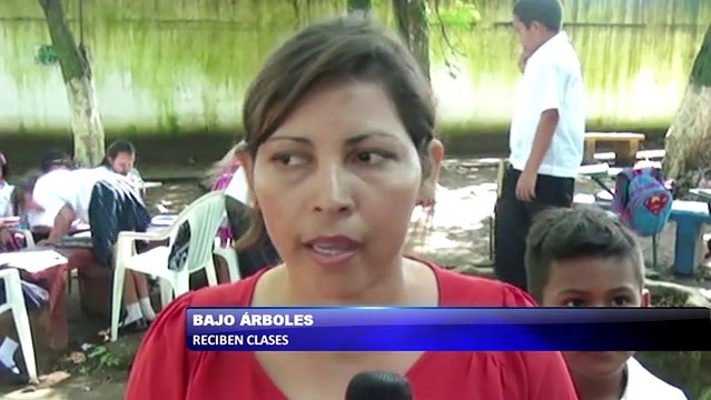 Alumnos reciben clases bajo arboles