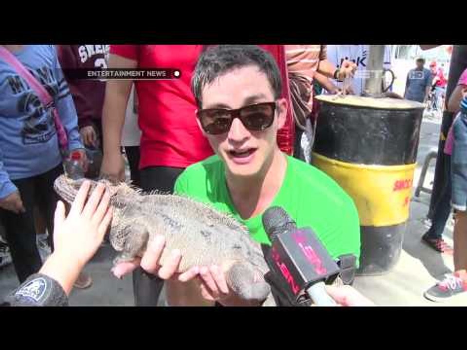 Kegiatan Mike Lewis olahraga bersama Kenzou