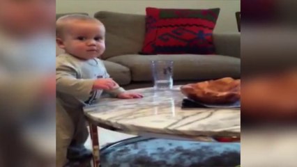 Ce bébé est pire qu'un chat... En mode "tout faire tomber"