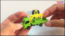 Снег Стормер против Хино Dutro грузовик | Томика игрушки автомобилей для детей | детские игрушки видео в HD