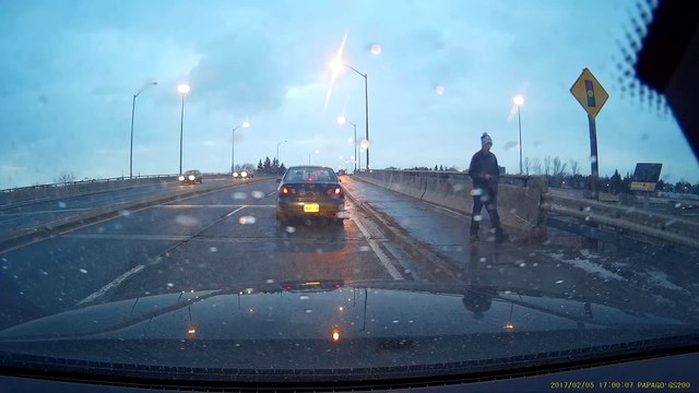 Un chauffard manque d'écraser un piéton et lui file un billet pour se faire pardonner