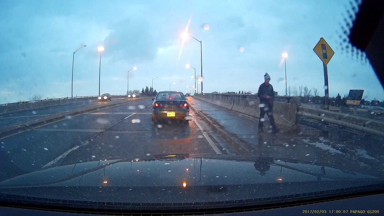 Un chauffard manque d'écraser un piéton et lui file un billet pour se faire pardonner