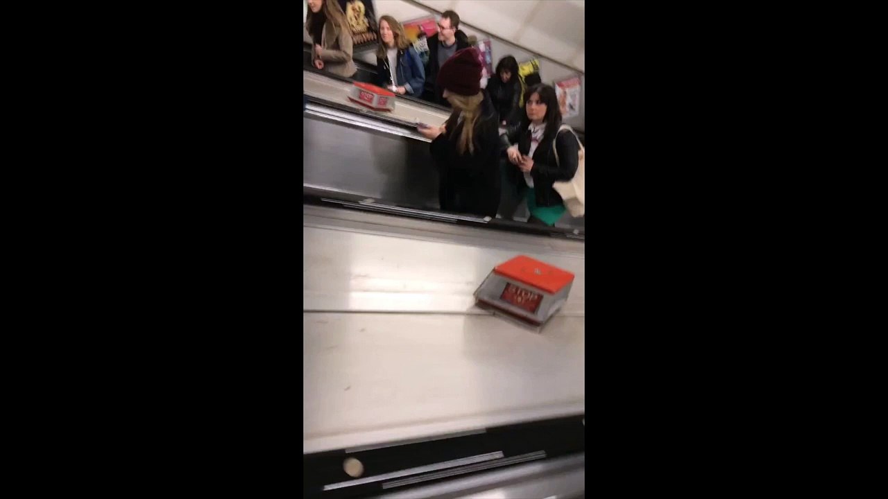 Une nouvelle façon assez drôle de prendre un escalator !