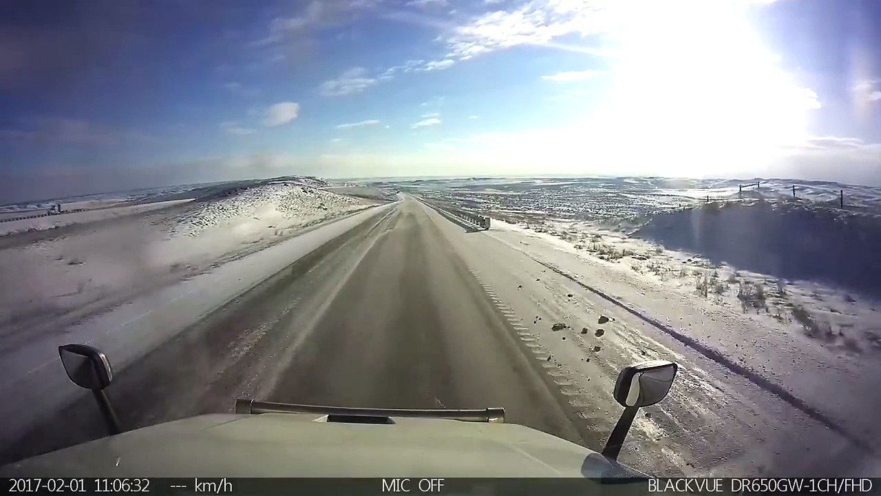 Un camion glisse sur du verglas pile au mauvais endroit
