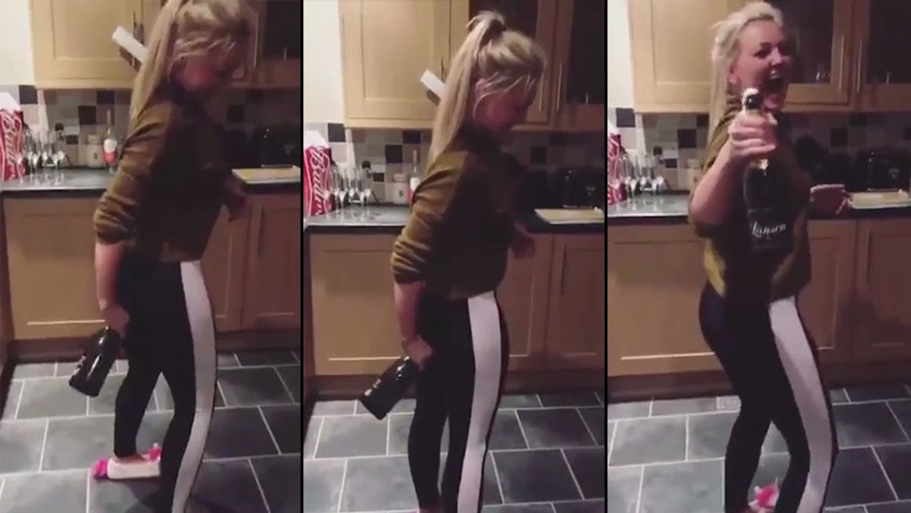 Elle ouvre une bouteille de champagne à sa façon
