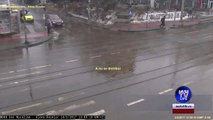 Violente collision entre deux voitures dans un carrefour.