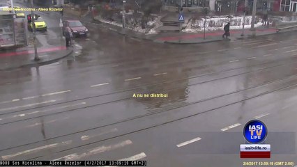 Violente collision entre deux voitures dans un carrefour.