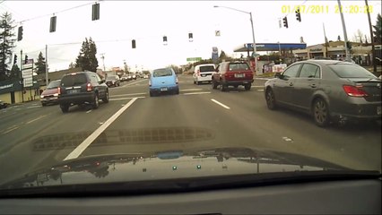 Une voiture sans conducteur sème la pagaille au milieu de la route.