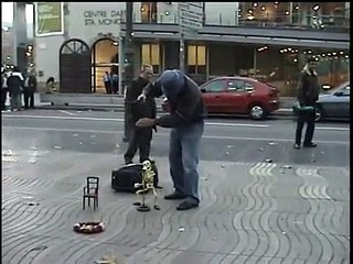 Uno Scheletro Canta E Balla OMGG