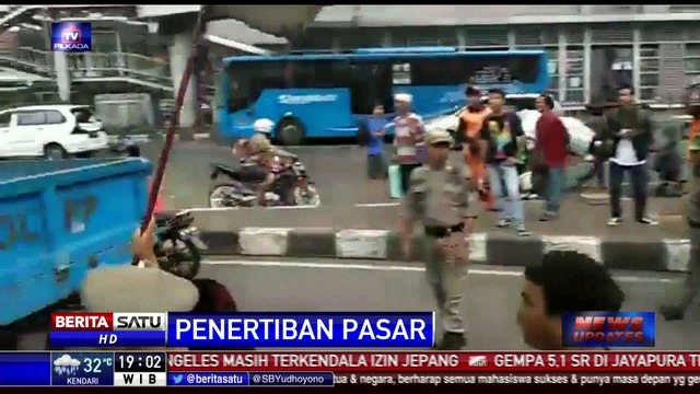 Ratusan Pedagang Pasar Senen Mengamuk Tolak Penertiban