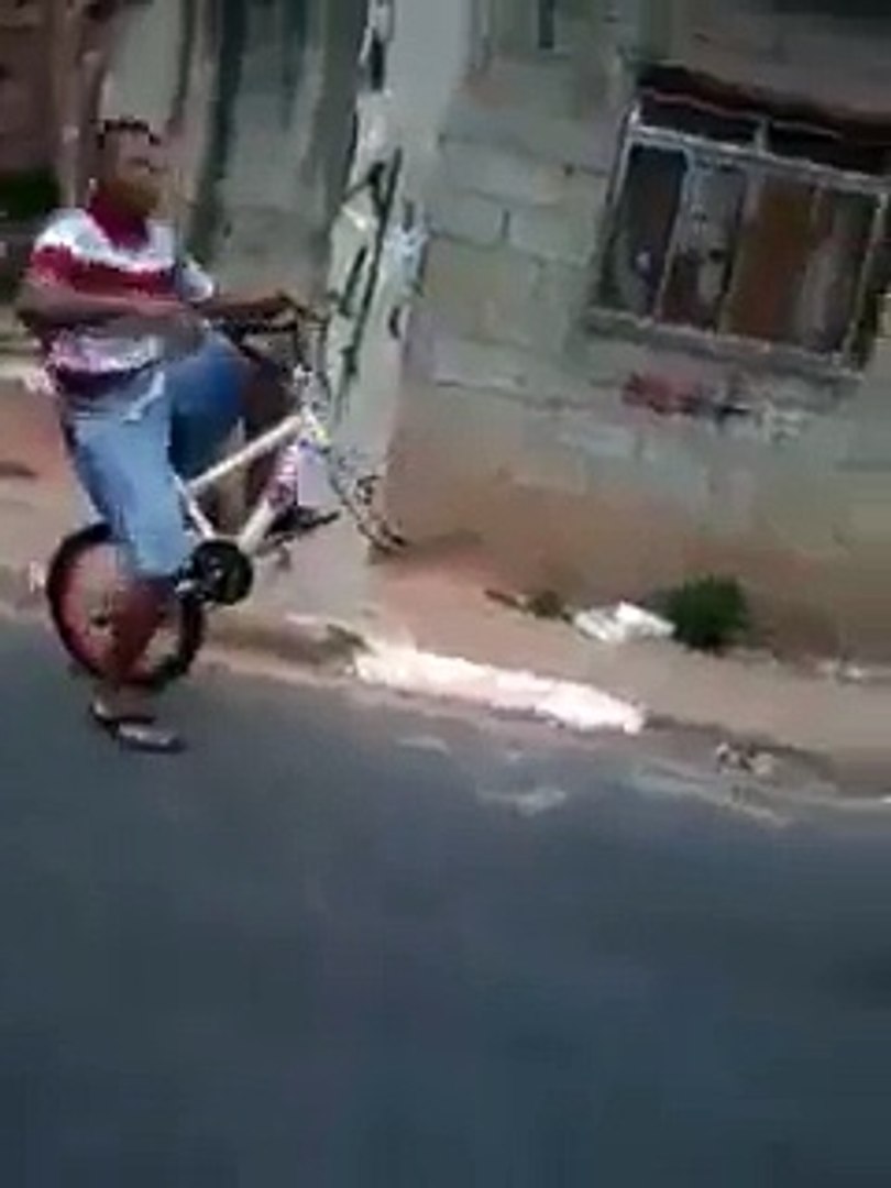 Queda de bike muita engraçada