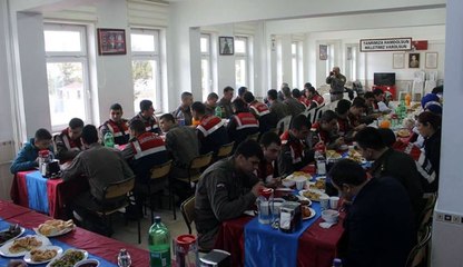 DEVELİ’Lİ HANIM ELLER’DEN , MEHMETÇİKLER’E EV YEMEĞİ İKRAMI.