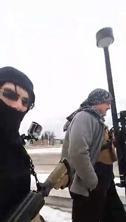 Deux hommes armés entrent au commissariat pour protester