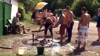 Un homme se fait assommer lors d’un jeu avec un bâton