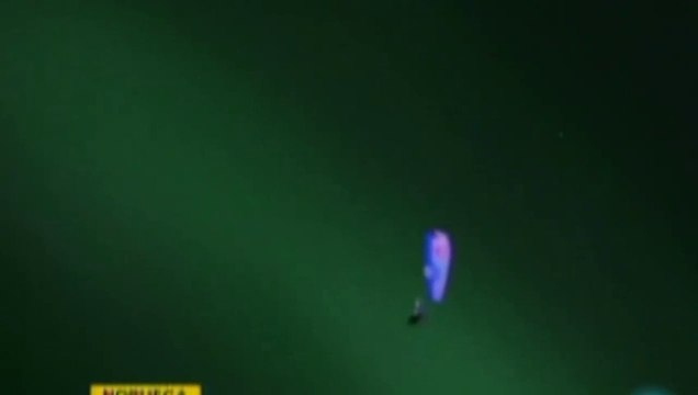 Il fait du parapente sous une aurore boréale. Magnifique