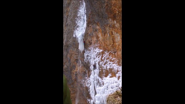 Il tente d'escalader une cascade de glace et c'est le drame... Enfin presque! Chanceux...