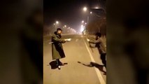 Dos jóvenes luchan con fuegos artificiales