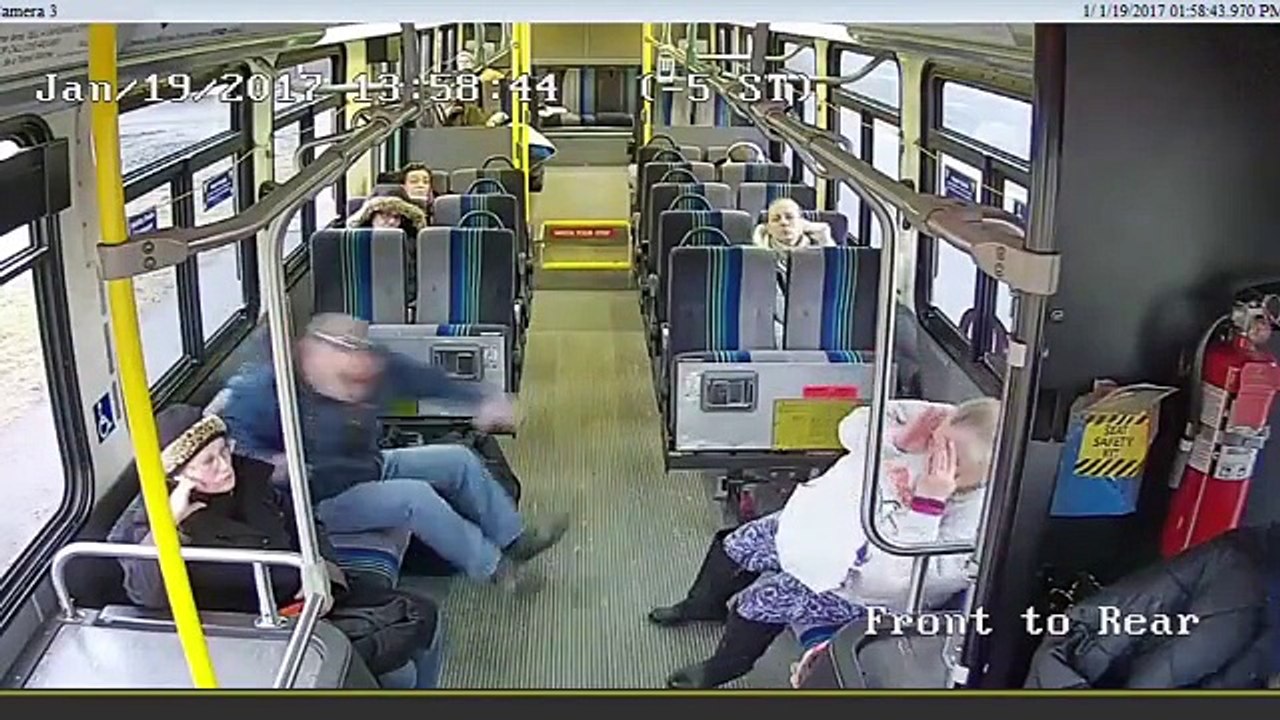 Impactante choque entre una camioneta y un autobús en Nueva York