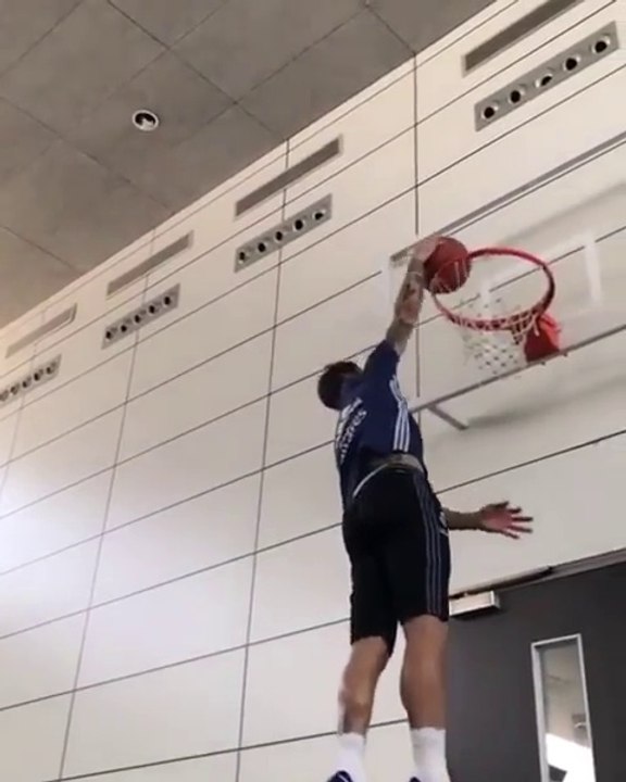 Sergio Ramos dunke pour LeBron James
