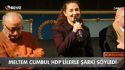 Hayır oyu vereceğini açıklayan Meltem Cumbul HDP'lilerle kolkola  1