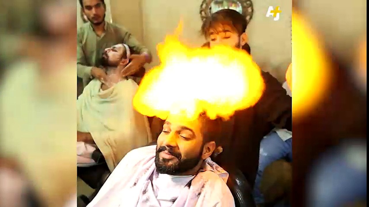 Người thợ cắt tóc này đang “đùa giỡn” với lửa.