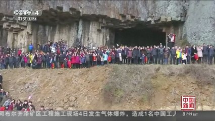 500 People Come Together For Massive Family Photo