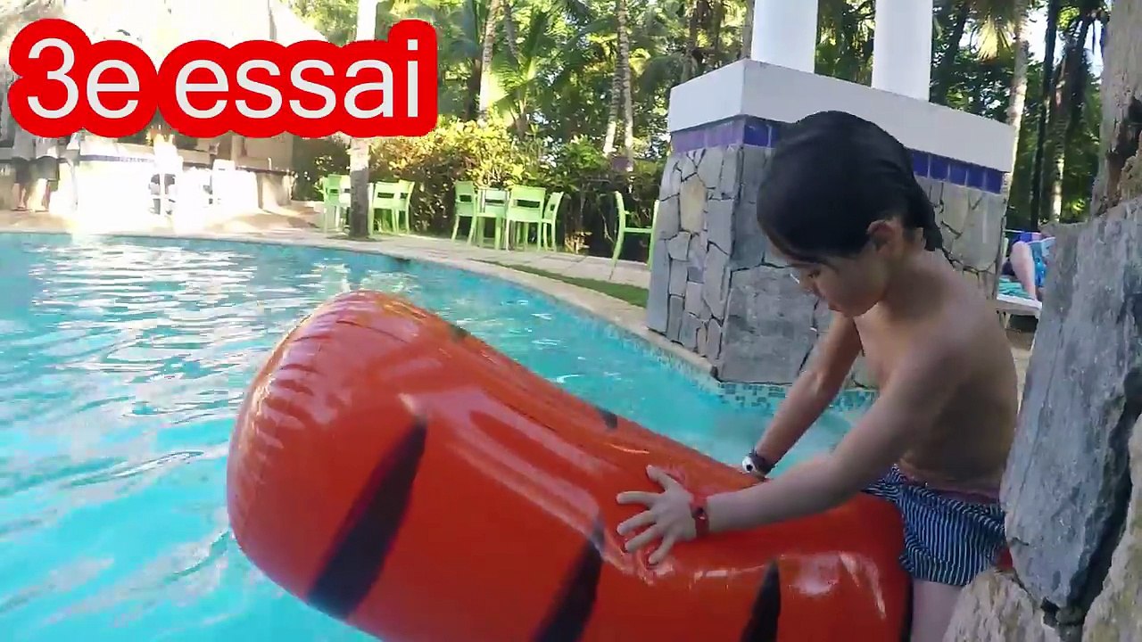 CAP ou PAS CAP PISCINE - FUN & Délire avec une SAUCISSE GEANTE - JOUET gonflable -PWRDFhW6FIg