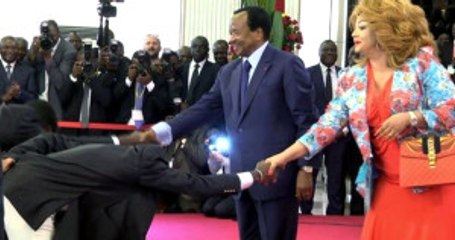 Kamerun Spor Bakanı, Cumhurbaşkanı'nın Önünde Gereğinden Fazla Eğilince Dalga Konusu Oldu