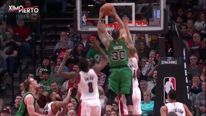 Gerald Green vole au-dessus de la défense pour écraser une claquette dunk