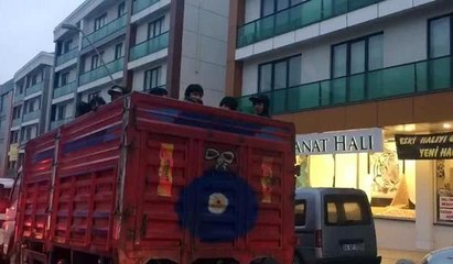 Kamyon kasasında tehlikeli yolculuk kamerada