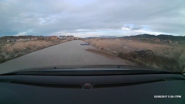 Il voit un motard chuter lourdement! Accident impressionnant