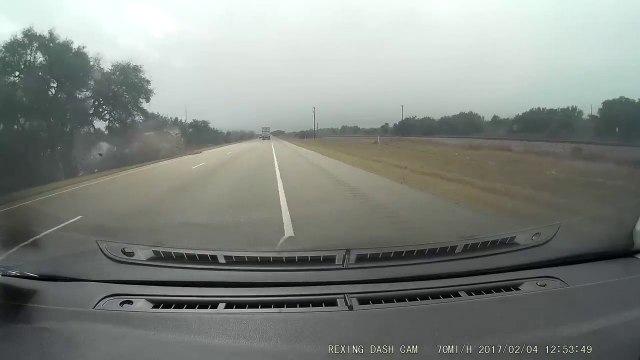 Un conducteur de camionnette s'endort au volant et quitte la route